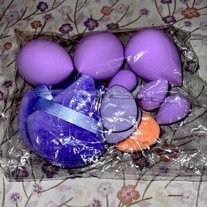 BRAND NEWW BEAUTY BLENDERS/POWDER PUFFS SET OF (12) PIECES